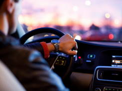 В Краснодаре девушка сняла на видео таксиста-онаниста