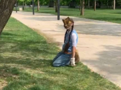 Юная краснодарка в маске животного скакала на четвереньках в парке Галицкого