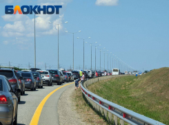 Почти 600 авто застряли в пробке перед Крымским мостом на пути в Краснодарский край