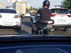 Краснодарский мотоциклист-нарушитель обезопасил себя «покрышкой»