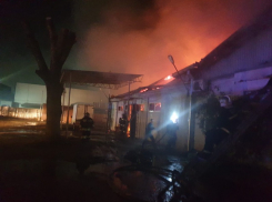 В загоревшемся здании в Армавире обрушилась кровля