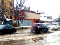 После снегопада в Краснодаре затопило улицу Новороссийскую 