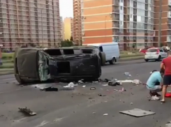  Молодые люди на внедорожнике перевернулись на Дзержинского в Краснодаре 