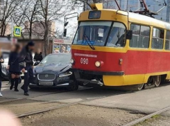  У котов брачный период: трамвай протаранил «Ягуар» в Краснодаре 