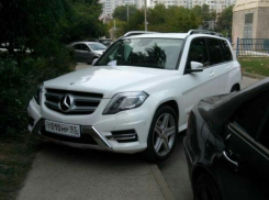  Я паркуюсь как хочу: Жителей Краснодара возмутил хам, бросивший дорогую машину на тротуаре 