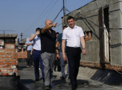 Мэр Краснодара снова забрался на крышу многоэтажки и пригрозил подрядчикам