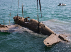  Строители Крымского моста достали со дна Черного моря советский истребитель времен ВОВ