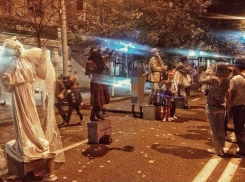 Краснодарцев возмутил голый мужчина, танцующий лезгинку на Красной 