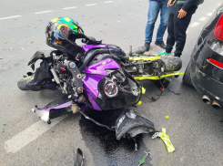 В Геленджике мотоблогер-миллионник попал в аварию 