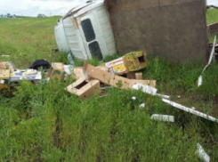В Кореновском районе фургон съехал с дороги и перевернулся