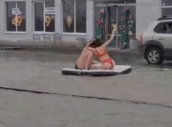 Влюбленные краснодарцы устроили романтический заплыв по затопленному Южному