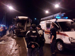 В Гулькевичском районе столкнулись пассажирский автобус и грузовик