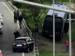  Автобус с детьми в Сочи протаранил легковушку и улетел в кювет 