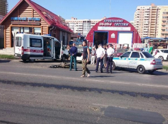 В Краснодаре водитель «Хонды» сбил двух мопедистов: их госпитализировали