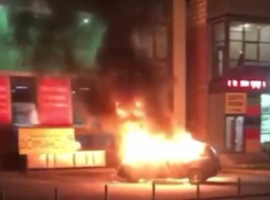 «С торговых центров просто смотрят?» - краснодарцы удивлены, почему не тушат полыхающий автомобиль