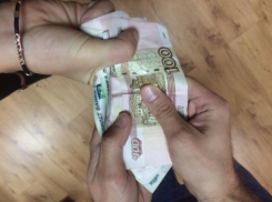  Полицейские в Крымском районе потребовали у девушки больше миллиона рублей взятки 