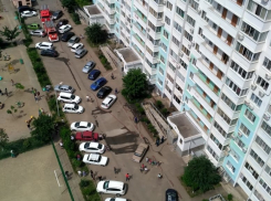 Пожарные не смогли подъехать к горящему дому в Краснодаре из-за машин