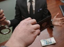 Геленджикский пристав попался на крупной взятке и других преступлениях