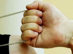  В Туапсе мужчина помог пенсионерке донести домой сумки, а потом ограбил ее 