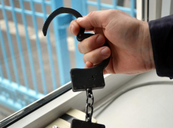 Мужчина при виде сотрудников ФСБ выбросил на улицу в Краснодаре пакет с наркотиками