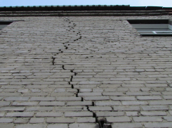 Жильцов многоквартирного дома эвакуировали из-за трещины в стене в Славянском районе