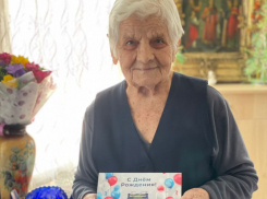 Андрей Анашкин поздравил с юбилеем жительницу своего округа 