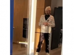 Похожий на Филиппа Киркорова мужчина выбирает квартиру в Краснодаре