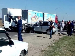 ﻿Лобовое столкновение «Газели» и кроссовера на Кубани унесло жизнь женщины