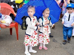 Парад близнецов покорил Краснодар одинаковыми лицами и нарядами