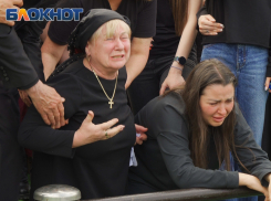 Мать с женой на коленях у могилы, малыш впереди гроба отца: душераздирающее видео похорон убитого аниматора Кирилла Чубко