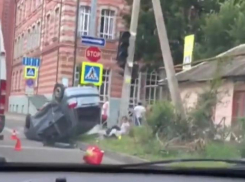 В центре Краснодара иномарка перевернулась на крышу после ДТП 