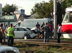 В Краснодаре авария «Ауди» и трамвая спровоцировала транспортный коллапс