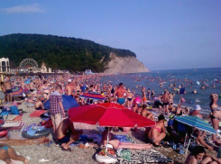  Доплыть бы до чистого моря, - пляжи на Кубани переполнены 