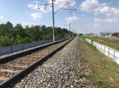 После наезда электрички в Краснодаре погибла 12-летняя девочка