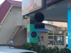 В Сочи противники дорожных знаков используют черную краску