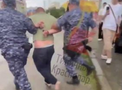 Матерился и пытался ударить женщину зонтом: в Краснодаре пьяный пассажир устроил дебош в трамвае