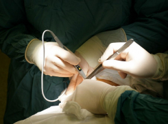Кубанские медики провели сложную операцию пациенту с коронавирусом после ДТП