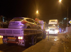 На Кубани «Форд» «расколошматило» после столкновения с прицепом фуры