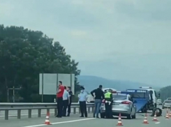 В Краснодарском крае иномарка протаранила автомобиль полиции