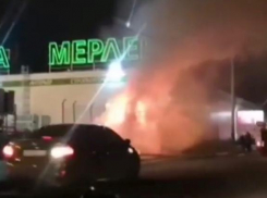 В Краснодаре около торгового центра дотла сгорела фура