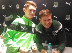  Взять автограф у футболистов «Краснодара» пришли около 1000 человек 