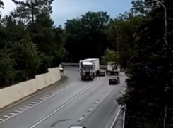 В Сочи «хвост» фуры повел себя необычным образом при заходе в поворот