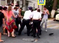 Депутата Госдумы возмутило задержание мужчин за лезгинку в Геленджике 