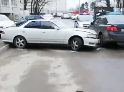  Пьяный водитель устроил массовое ДТП во дворе краснодарской многоэтажки 