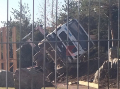 В Краснодаре в парке Галицкого перевернулся строительный кран