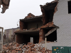 На улице Ратной Славы в Краснодаре сносят самострой