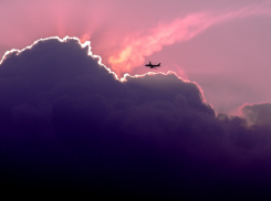 Девять самолетов не смогли приземлиться в Сочи из-за грозы