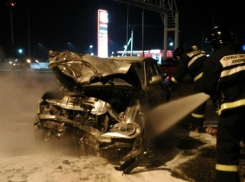 На парковке краснодарского ТЦ после аварии сгорела «Волга» 