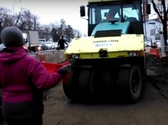 На Ростовском шоссе пенсионеры загородили проезд дорожной технике 