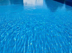 Мама заразившейся грибком в бассейне девочки из Краснодара достучалась до Бастрыкина